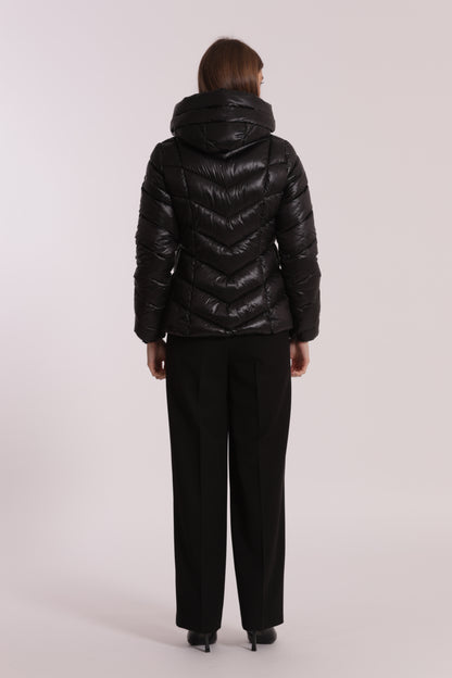 PIUMINO CORTO CON MOTIVO A V