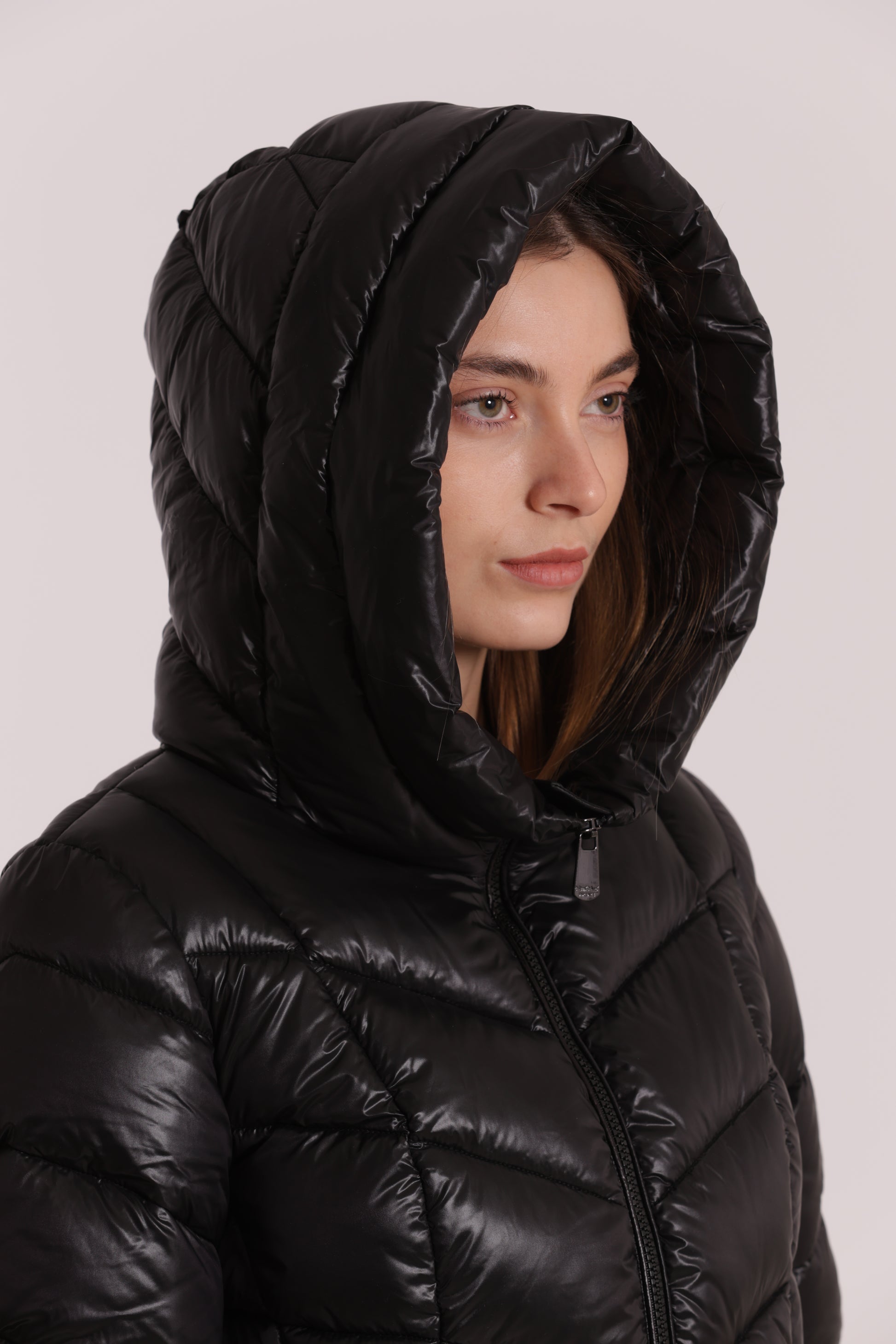 PIUMINO CORTO CON MOTIVO A V