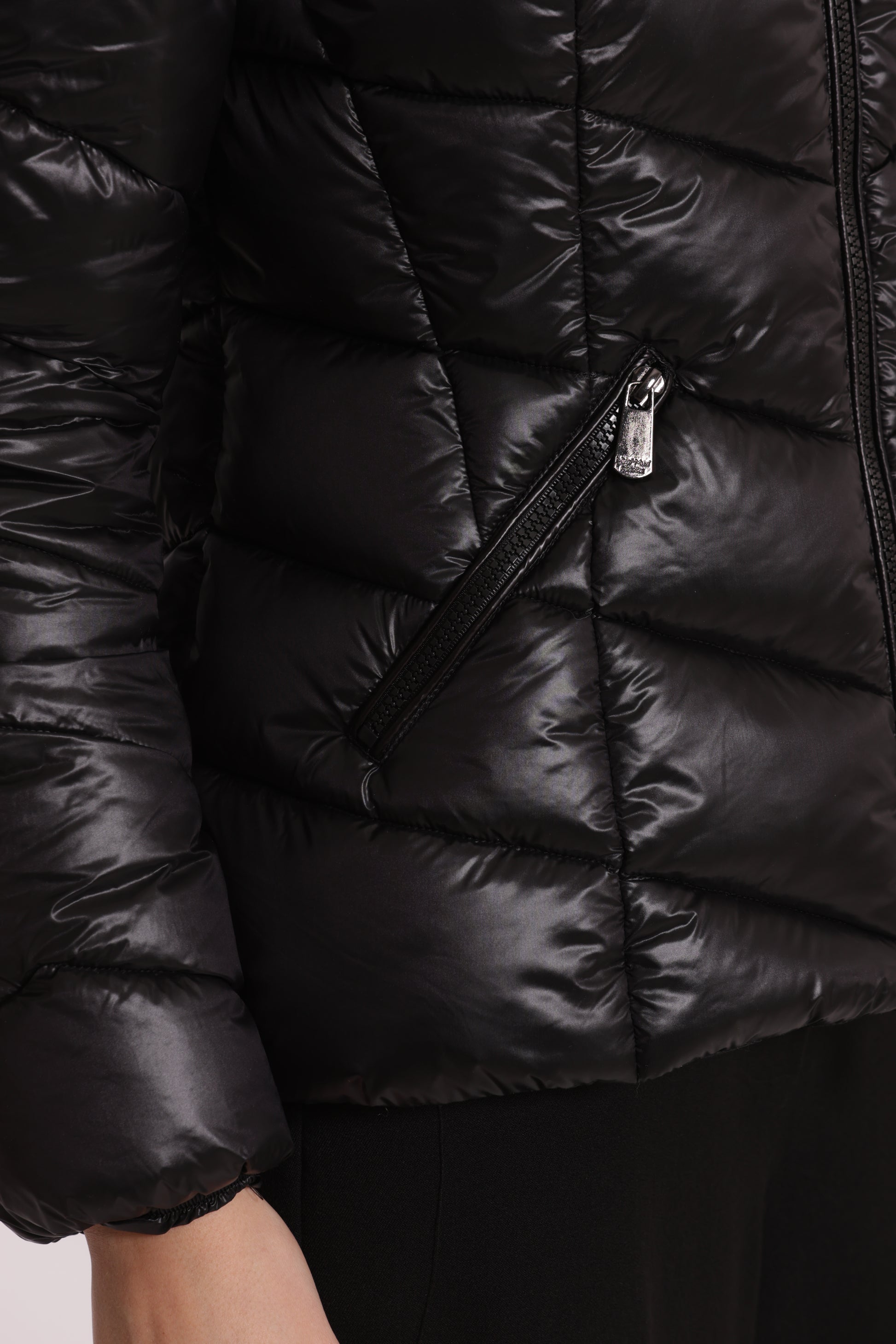 PIUMINO CORTO CON MOTIVO A V