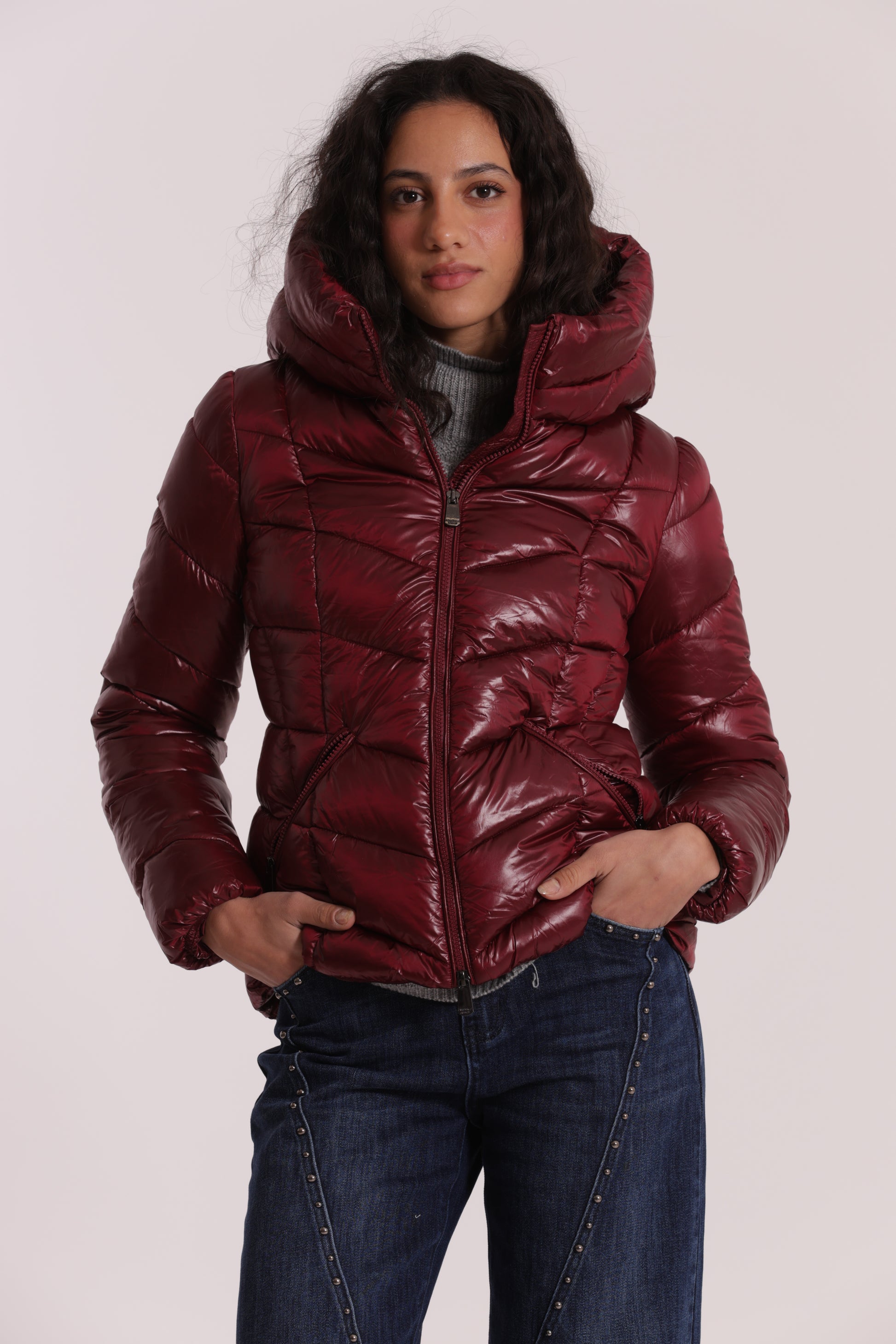 PIUMINO CORTO CON MOTIVO A V