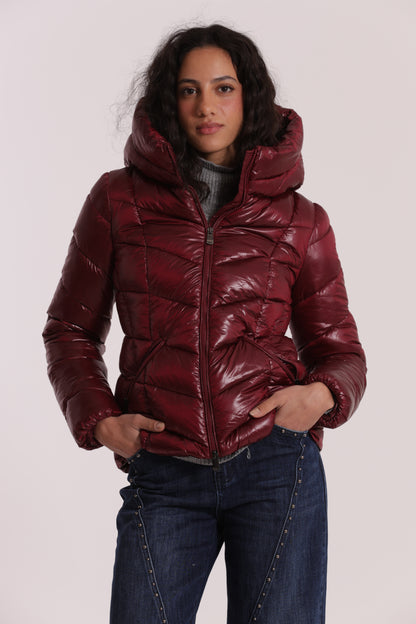 PIUMINO CORTO CON MOTIVO A V