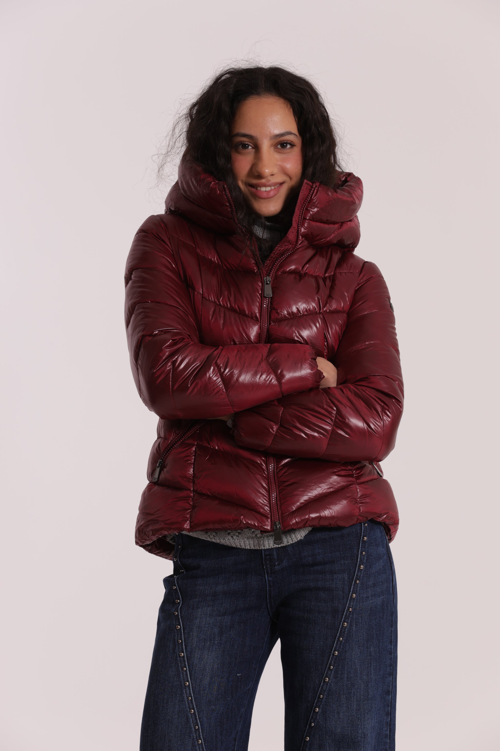 PIUMINO CORTO CON MOTIVO A V