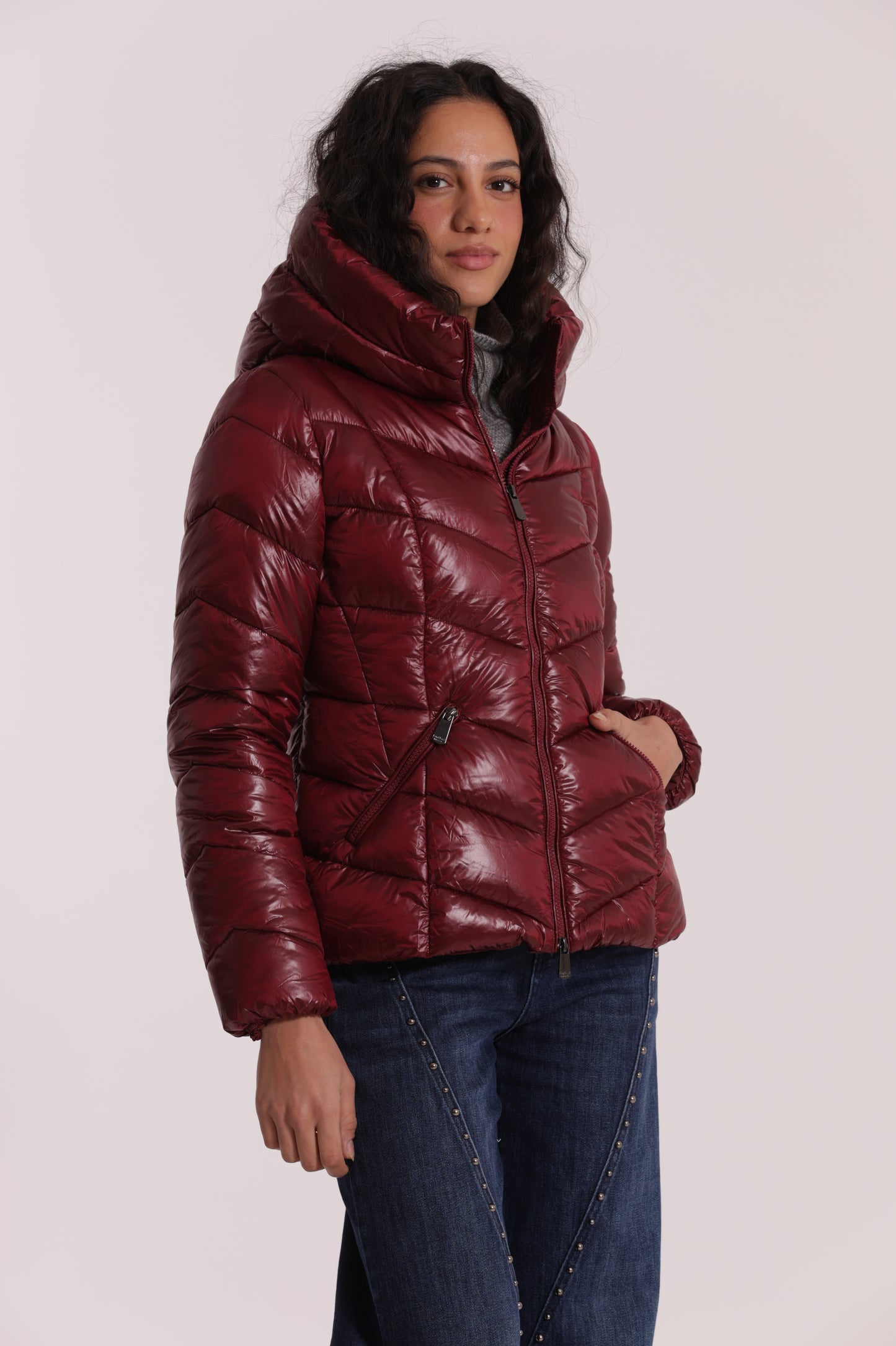 PIUMINO CORTO CON MOTIVO A V