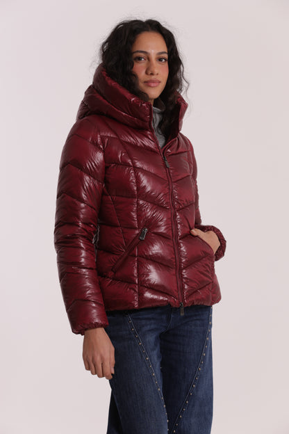 PIUMINO CORTO CON MOTIVO A V