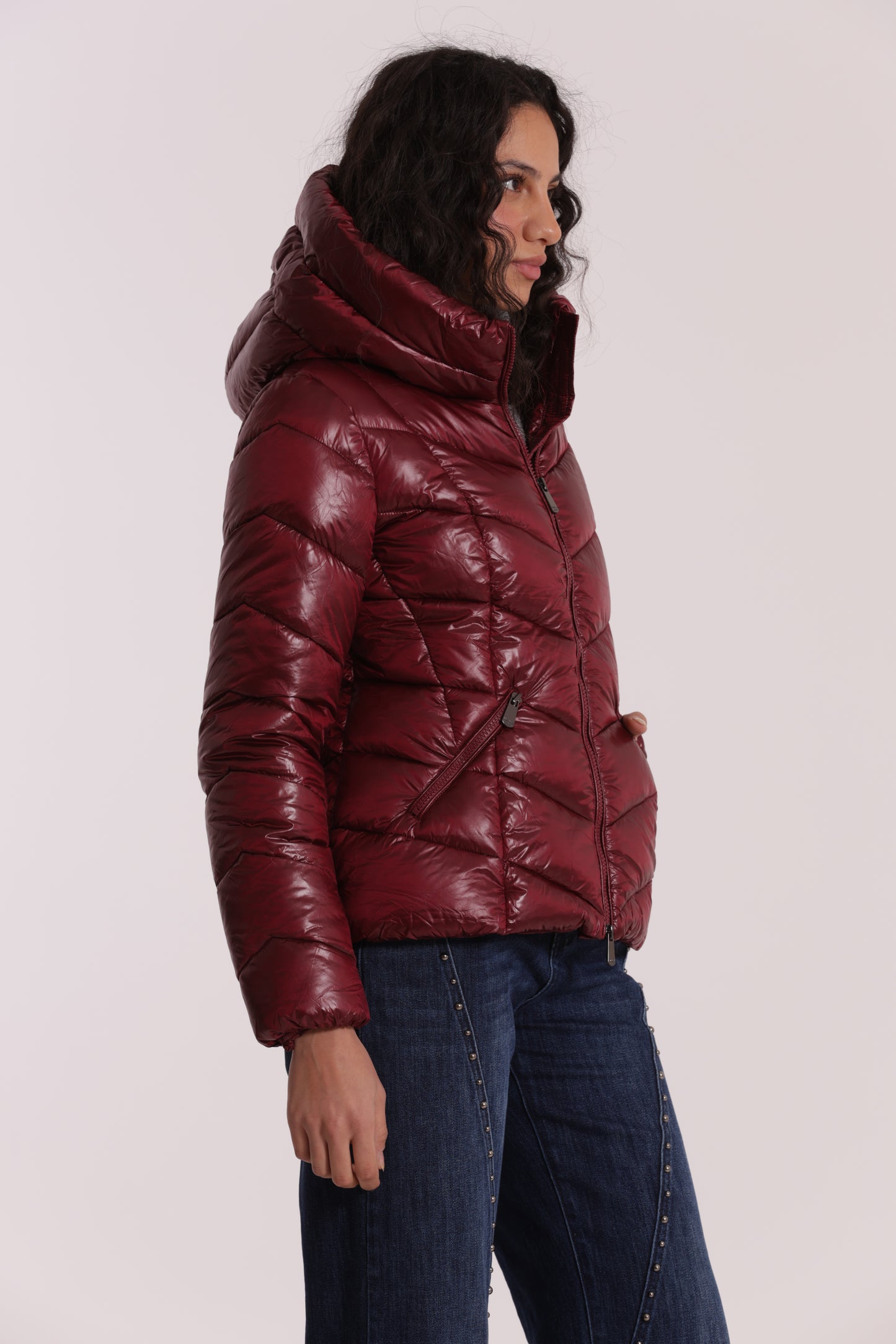 PIUMINO CORTO CON MOTIVO A V