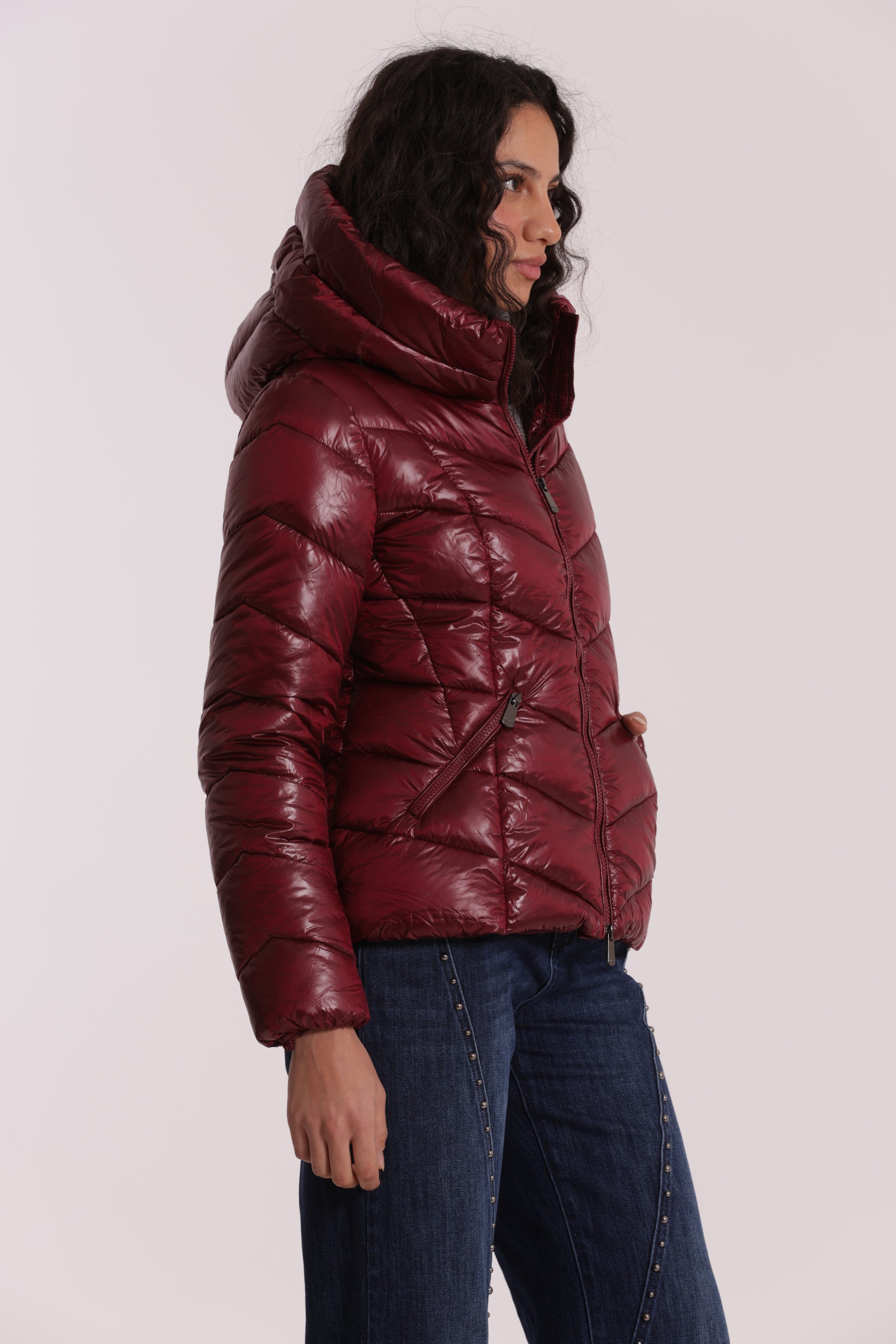 PIUMINO CORTO CON MOTIVO A V