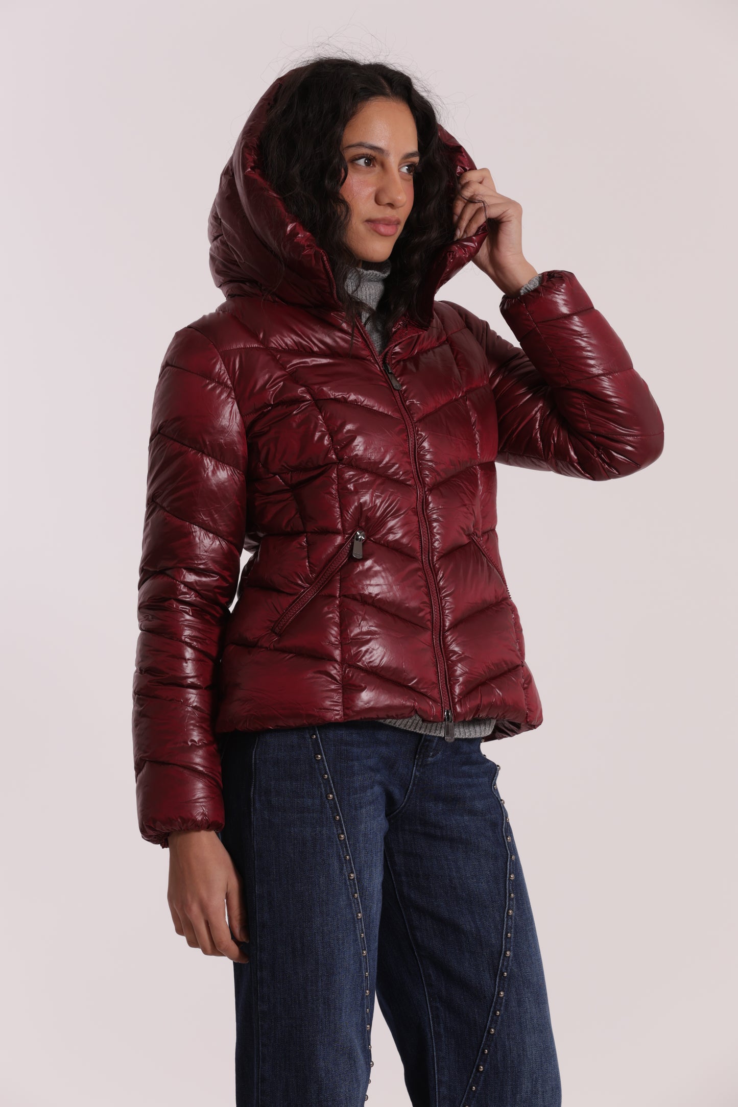 PIUMINO CORTO CON MOTIVO A V