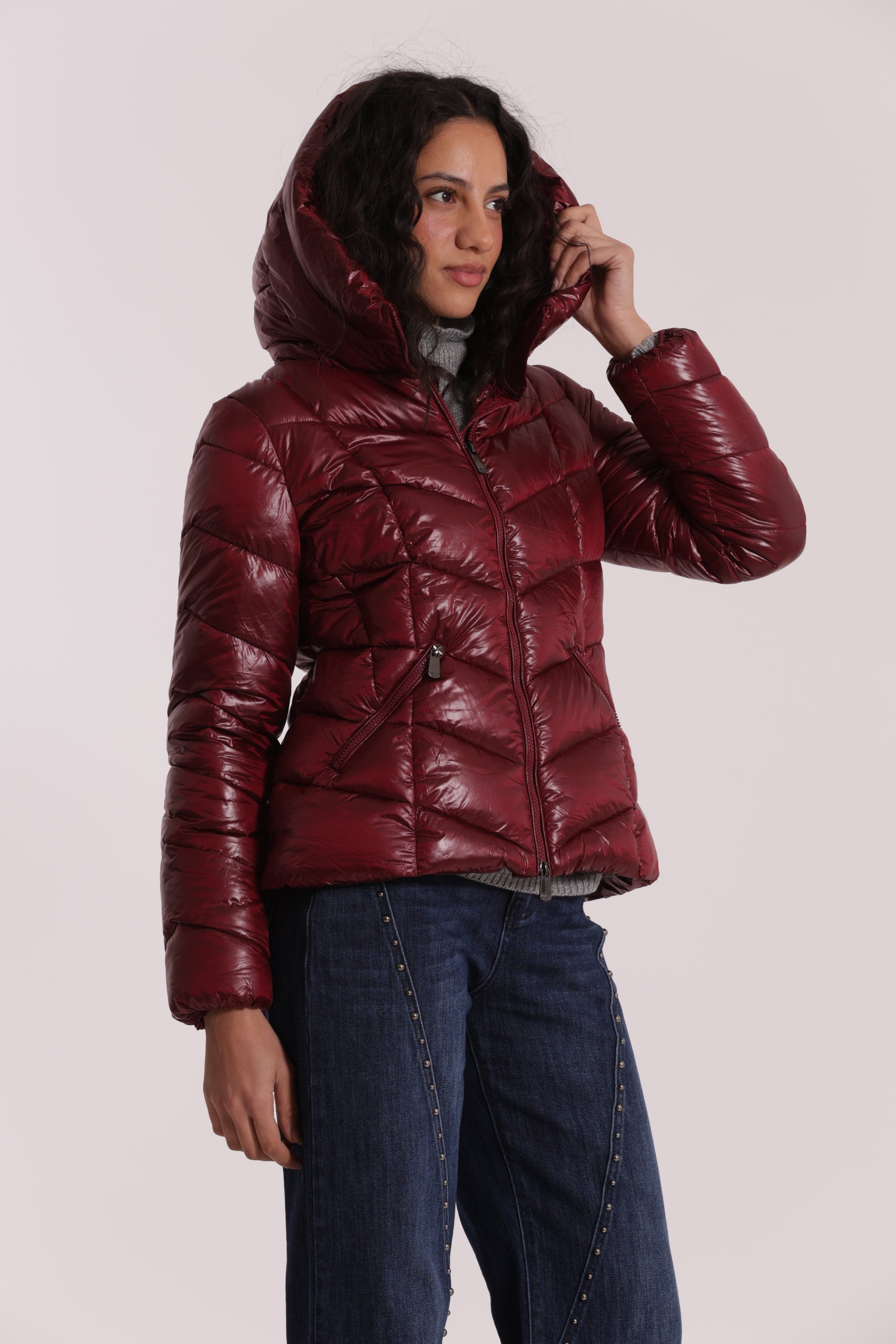 PIUMINO CORTO CON MOTIVO A V