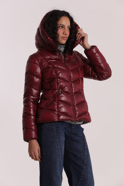 PIUMINO CORTO CON MOTIVO A V