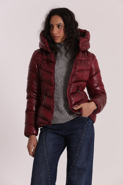 PIUMINO CORTO CON MOTIVO A V