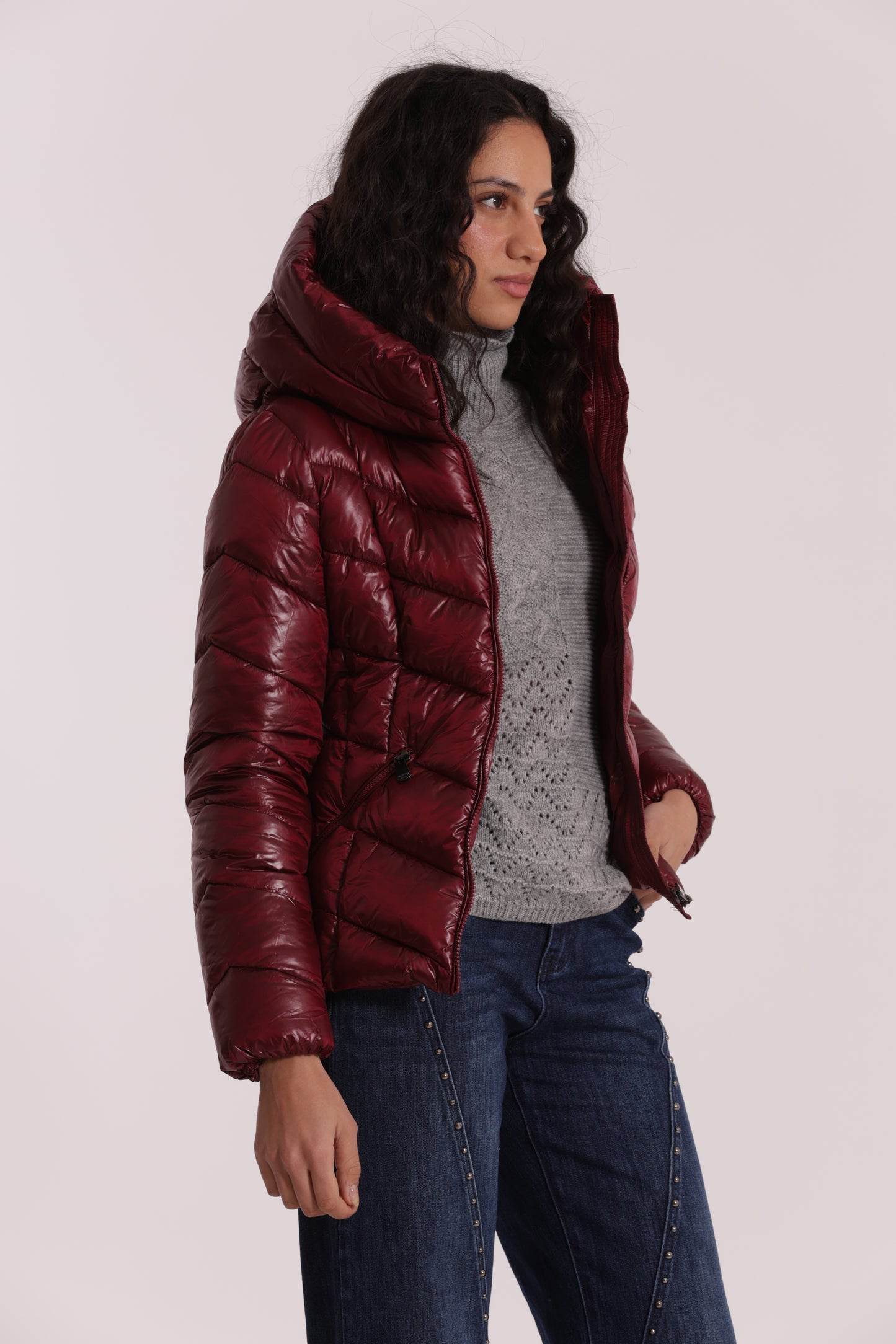 PIUMINO CORTO CON MOTIVO A V