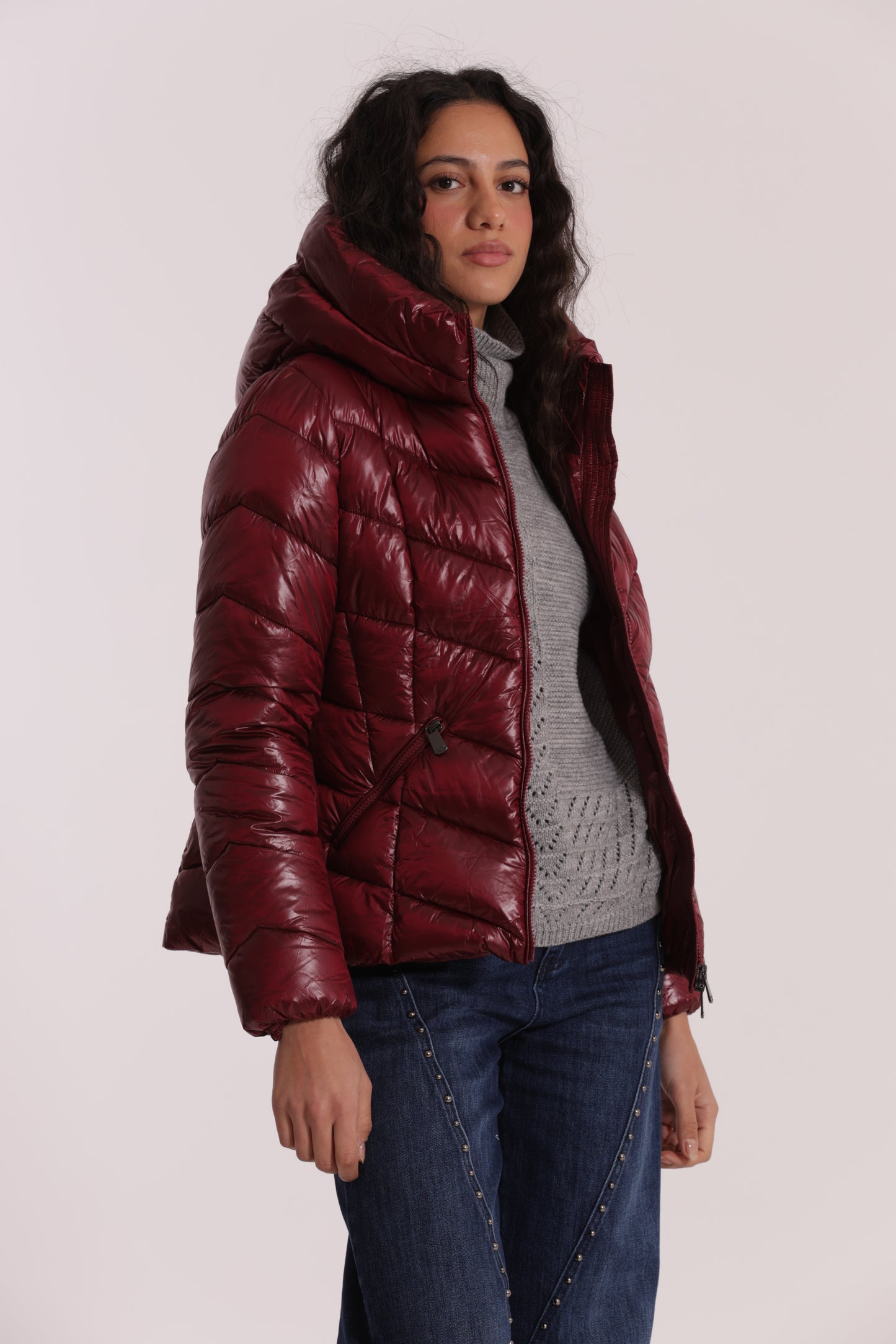 PIUMINO CORTO CON MOTIVO A V