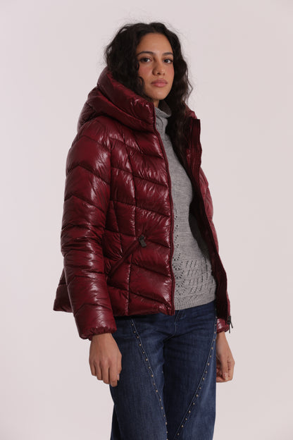 PIUMINO CORTO CON MOTIVO A V