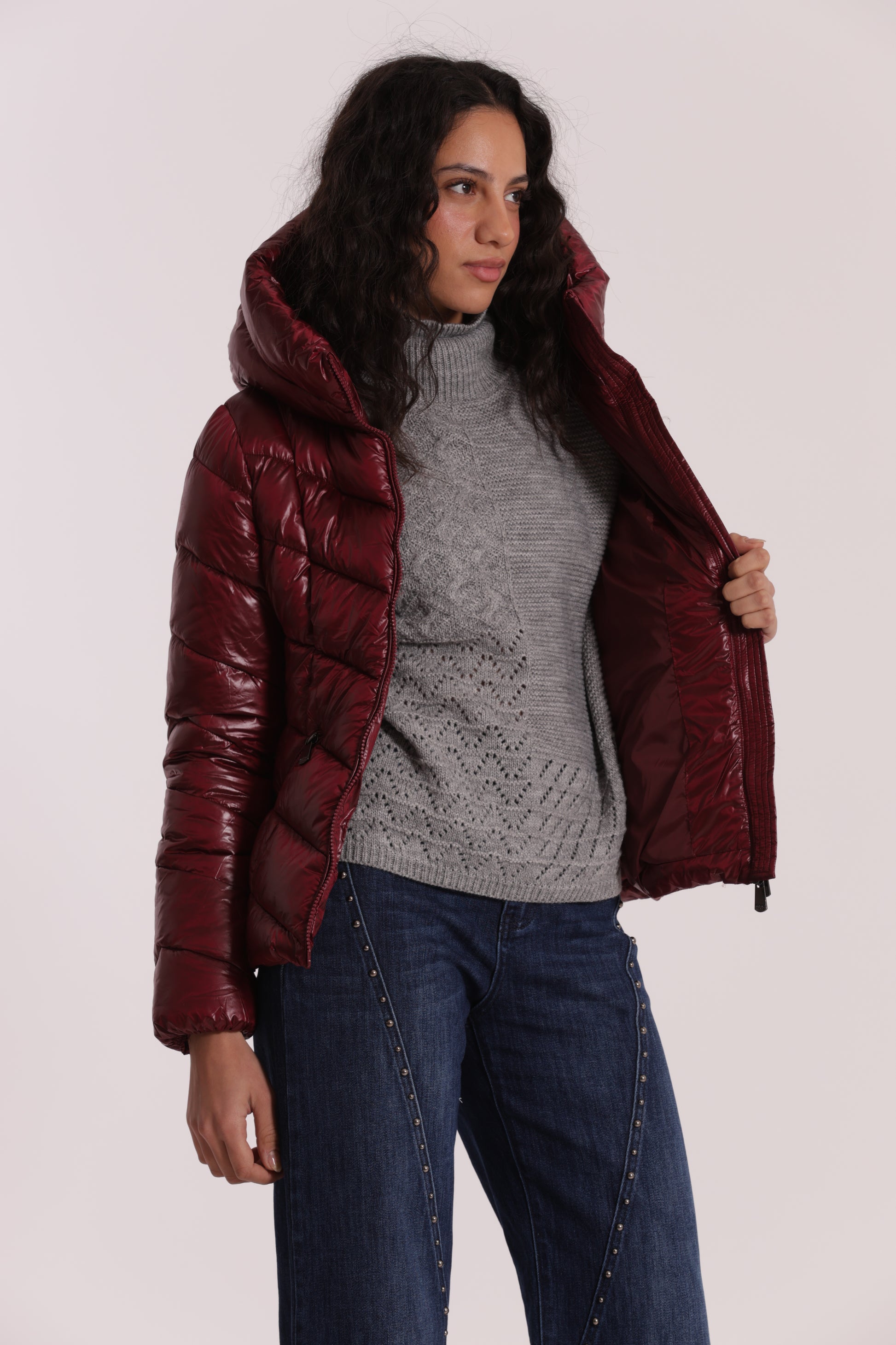 PIUMINO CORTO CON MOTIVO A V