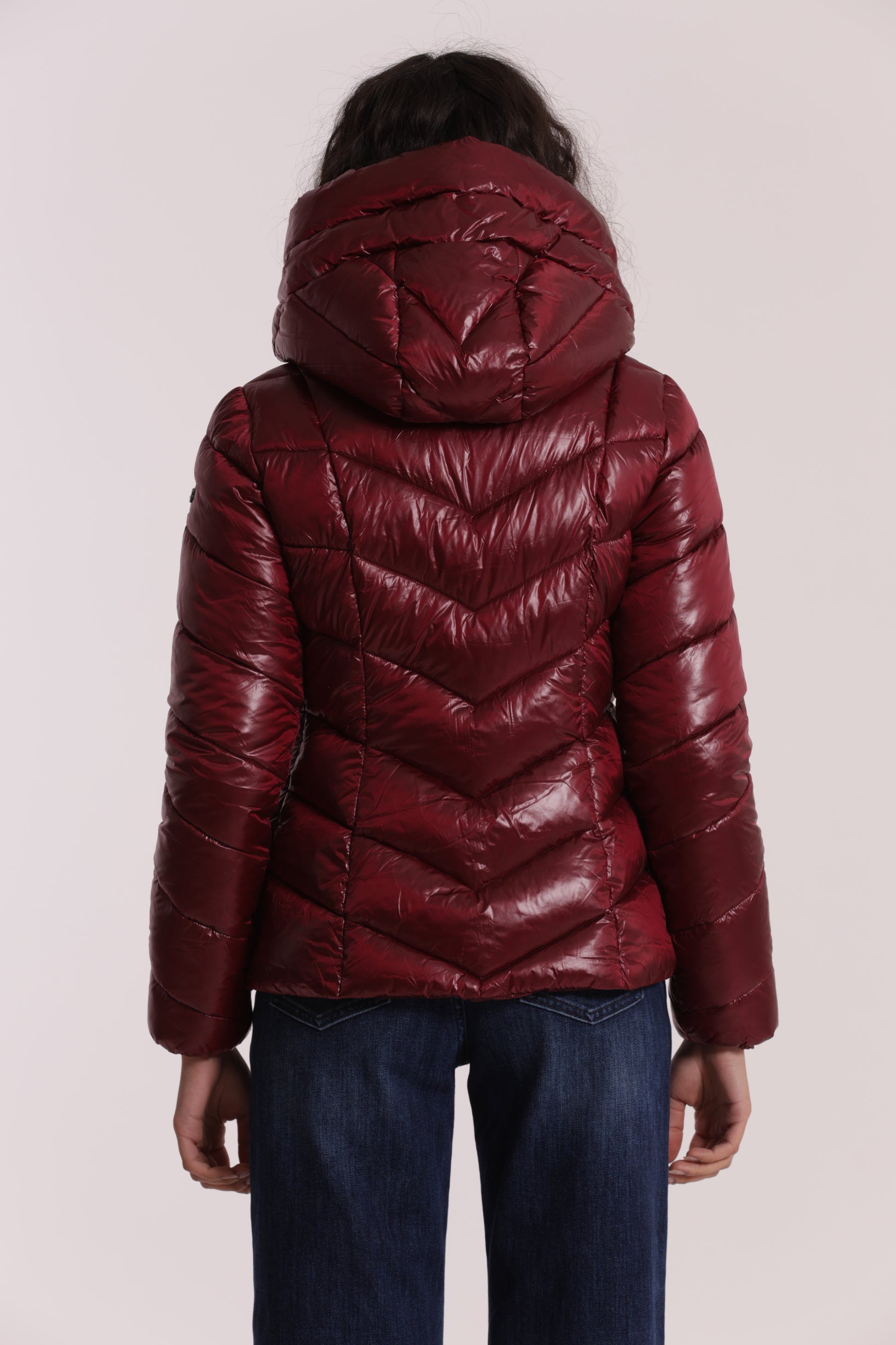 PIUMINO CORTO CON MOTIVO A V