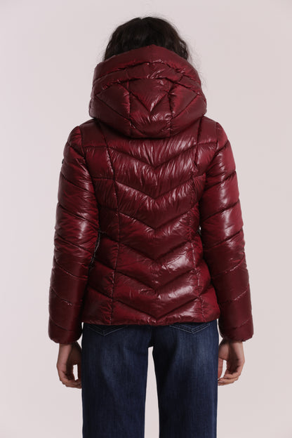 PIUMINO CORTO CON MOTIVO A V