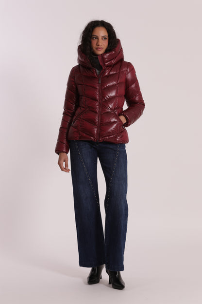 PIUMINO CORTO CON MOTIVO A V