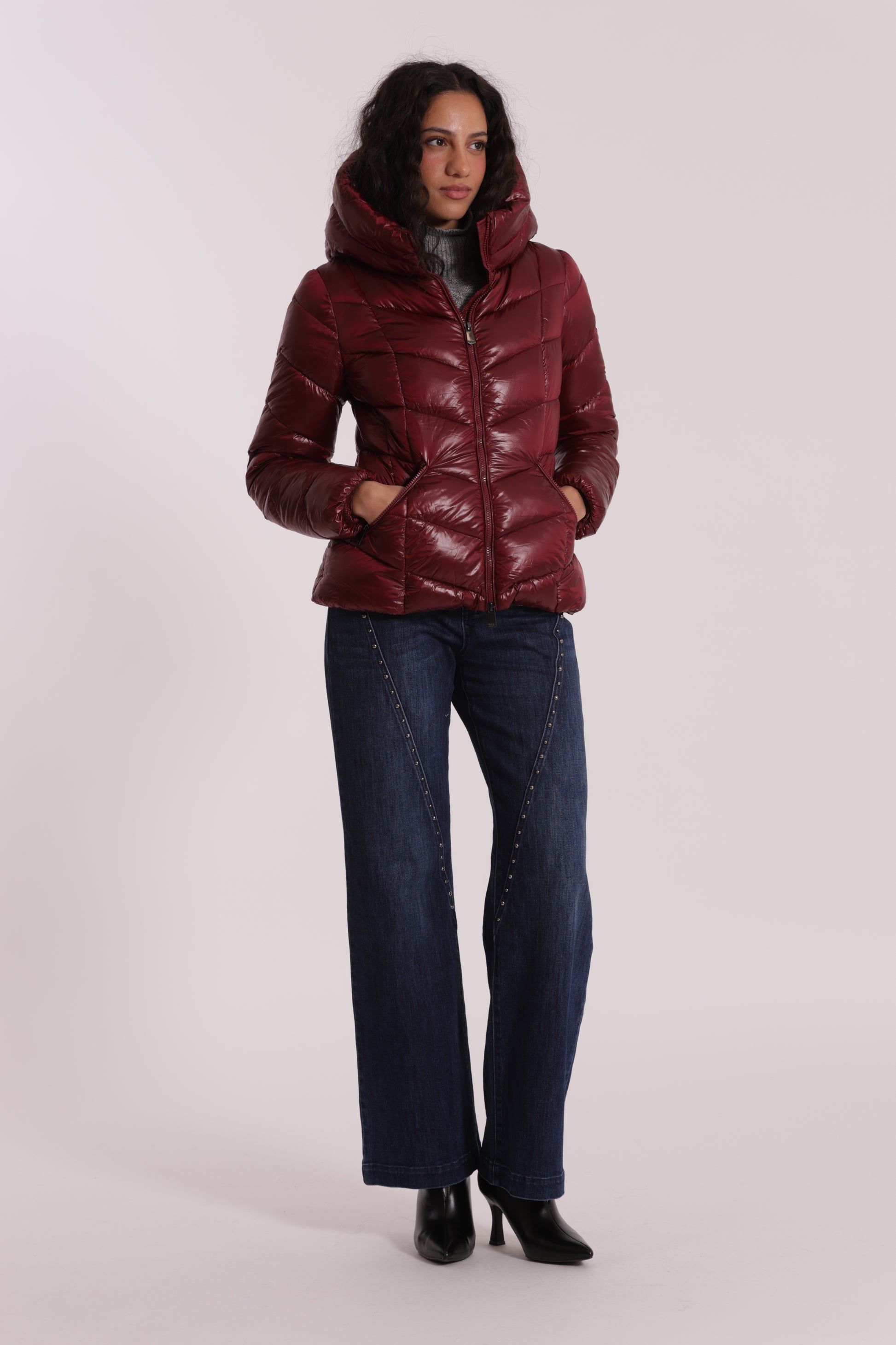 PIUMINO CORTO CON MOTIVO A V