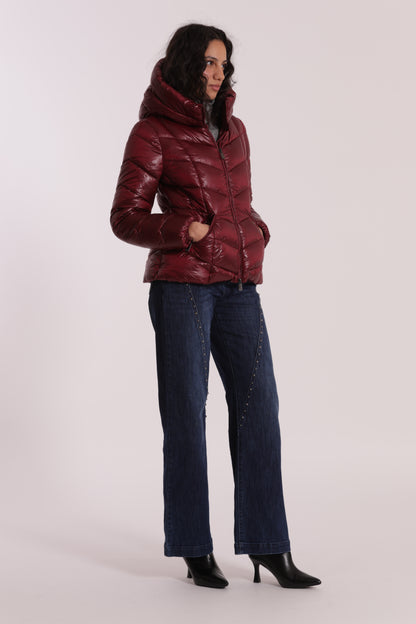 PIUMINO CORTO CON MOTIVO A V