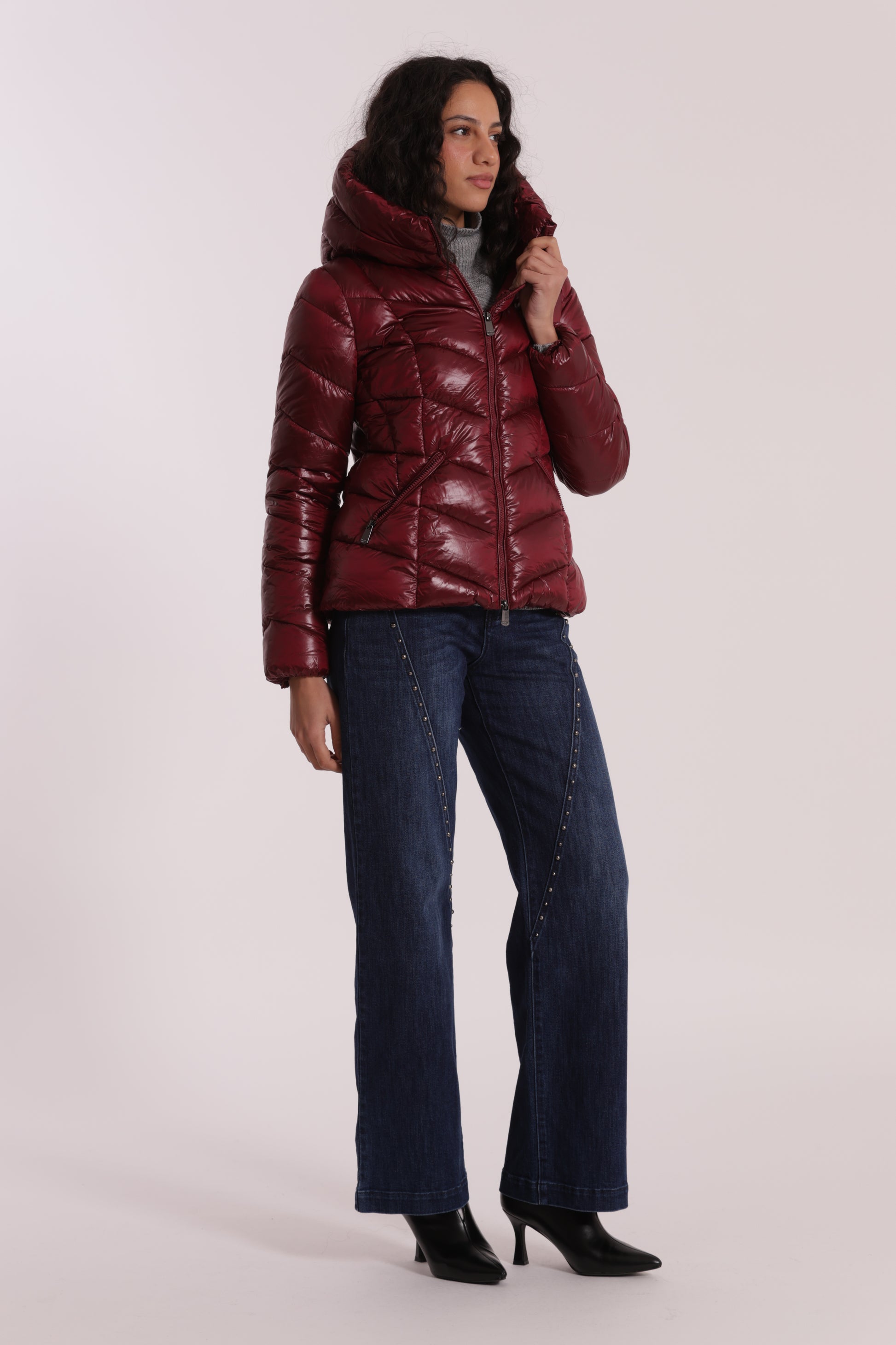 PIUMINO CORTO CON MOTIVO A V