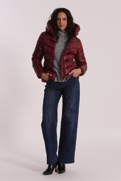 PIUMINO CORTO CON MOTIVO A V