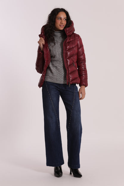 PIUMINO CORTO CON MOTIVO A V