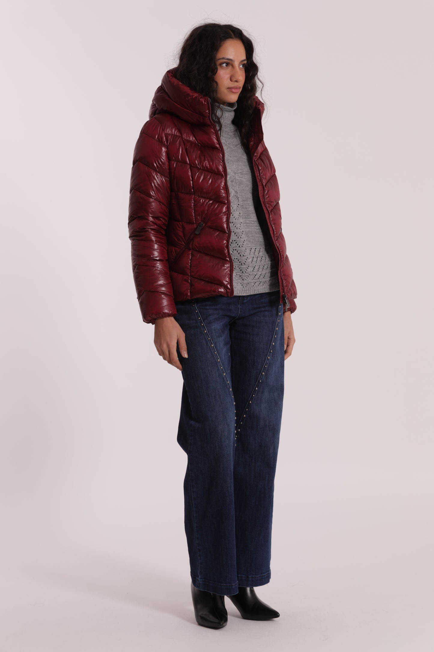 PIUMINO CORTO CON MOTIVO A V