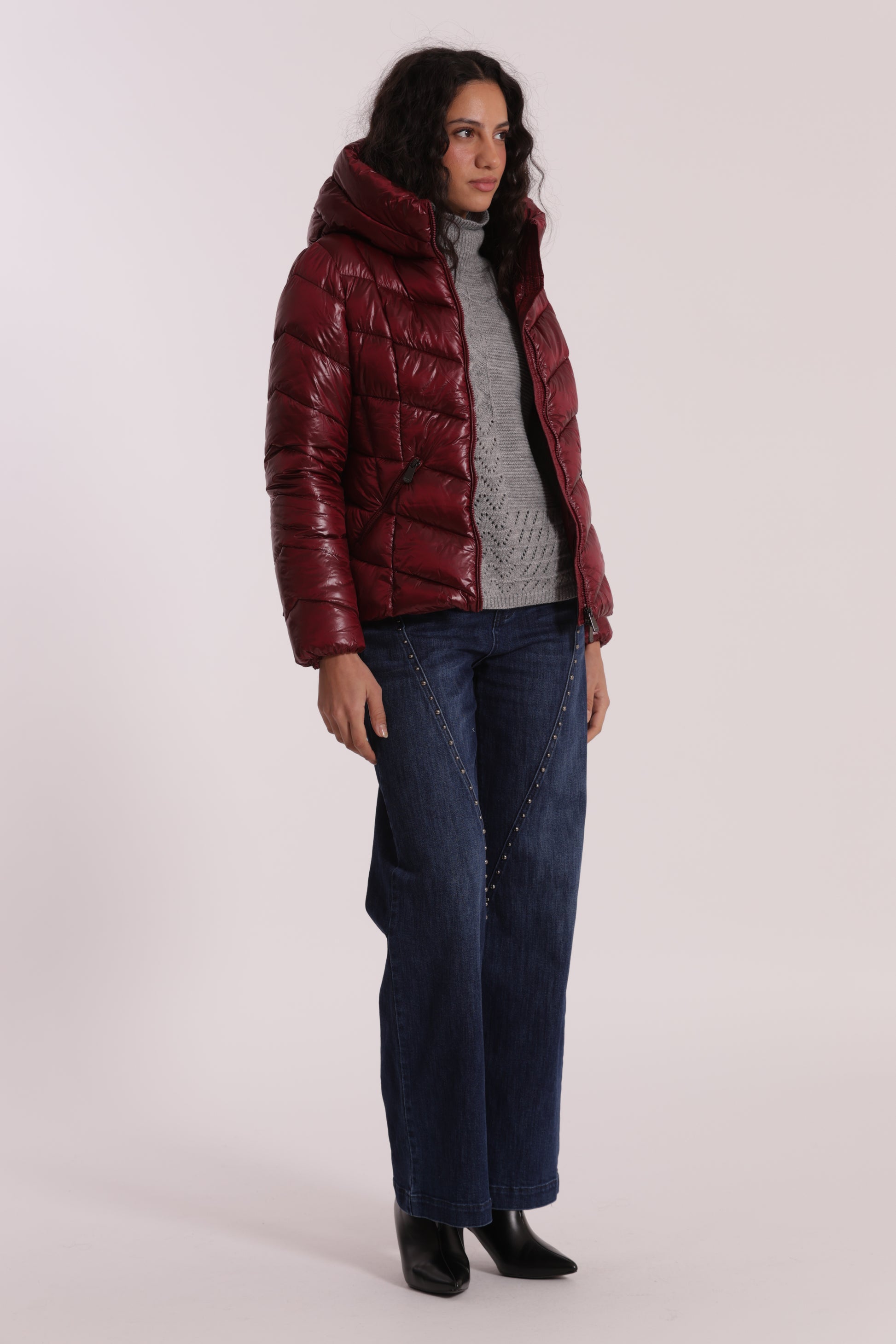 PIUMINO CORTO CON MOTIVO A V