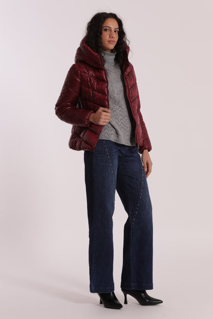 PIUMINO CORTO CON MOTIVO A V