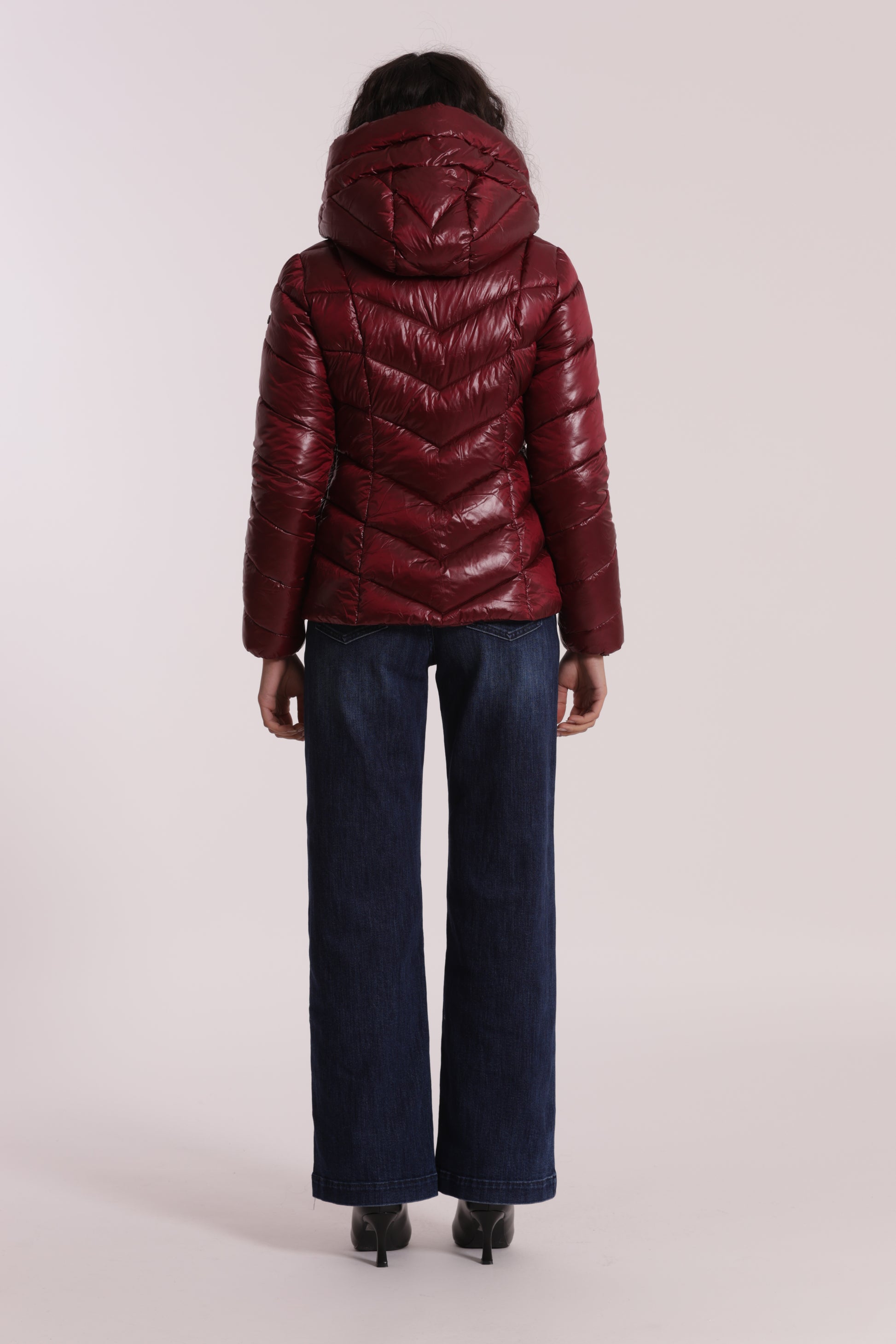 PIUMINO CORTO CON MOTIVO A V