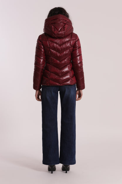 PIUMINO CORTO CON MOTIVO A V