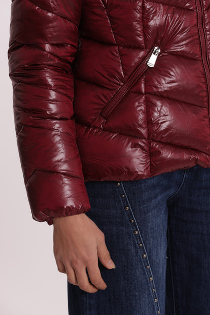 PIUMINO CORTO CON MOTIVO A V