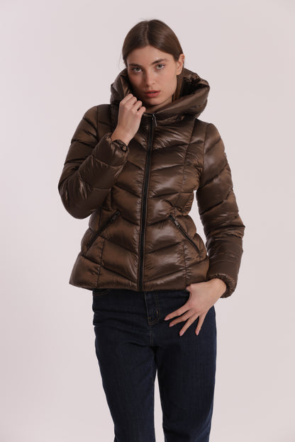 PIUMINO CORTO CON MOTIVO A V