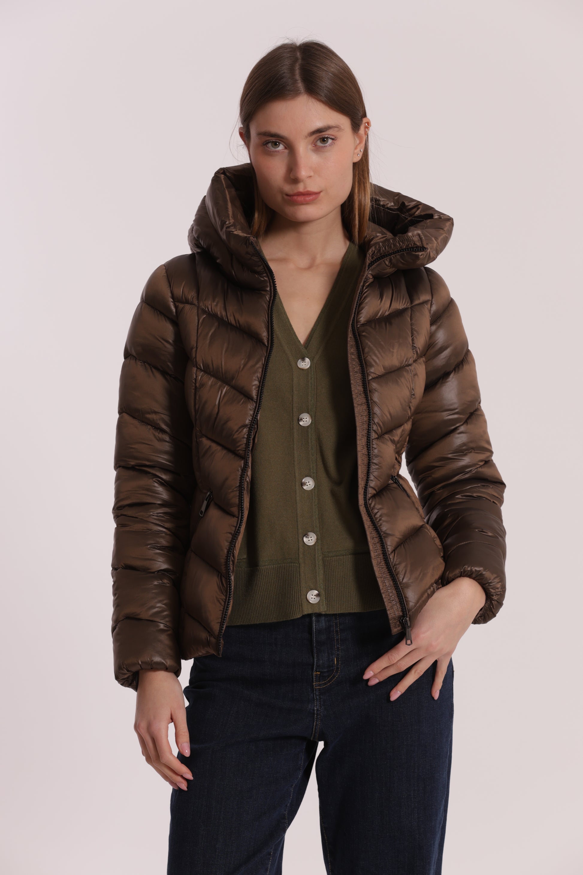 PIUMINO CORTO CON MOTIVO A V