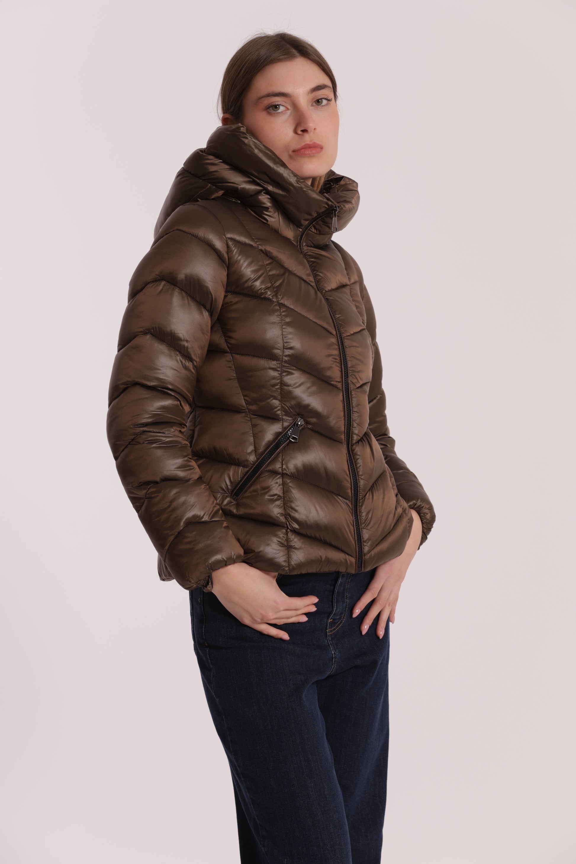 PIUMINO CORTO CON MOTIVO A V