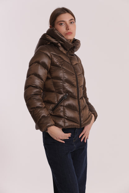 PIUMINO CORTO CON MOTIVO A V