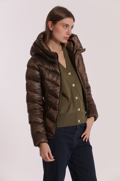 PIUMINO CORTO CON MOTIVO A V