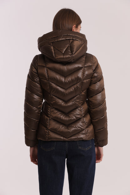 PIUMINO CORTO CON MOTIVO A V