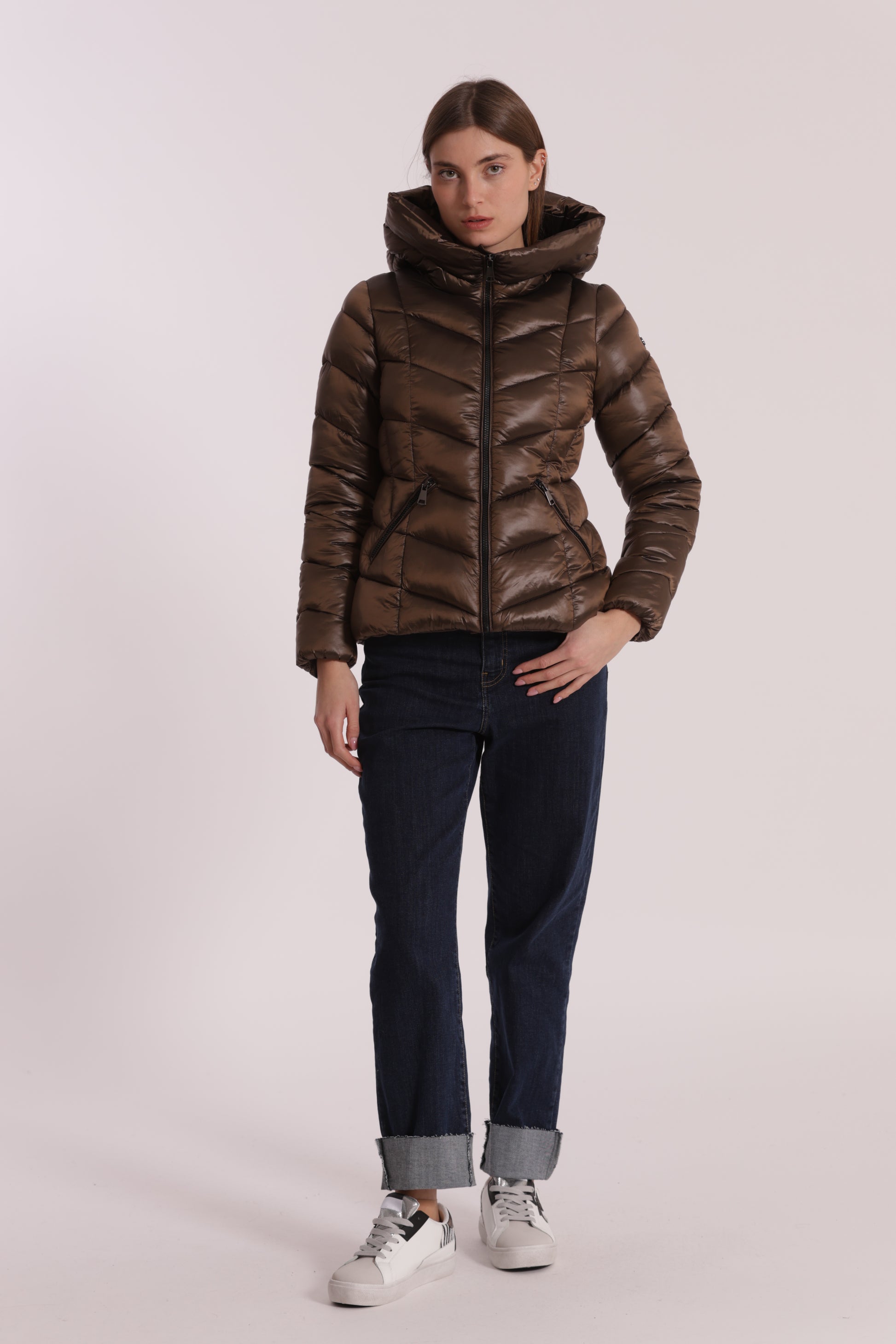 PIUMINO CORTO CON MOTIVO A V