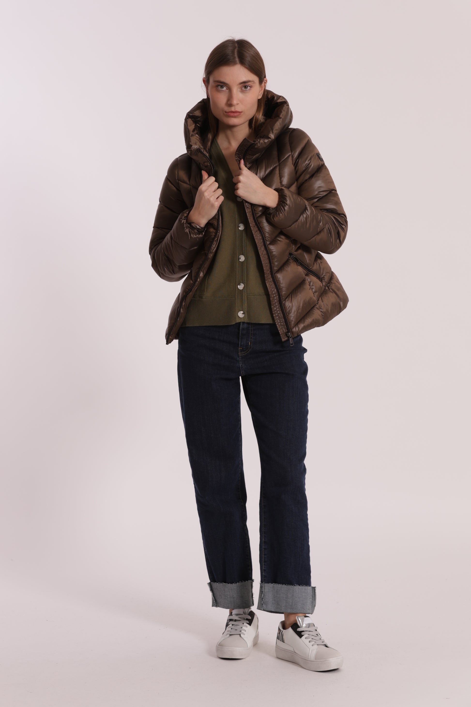 PIUMINO CORTO CON MOTIVO A V