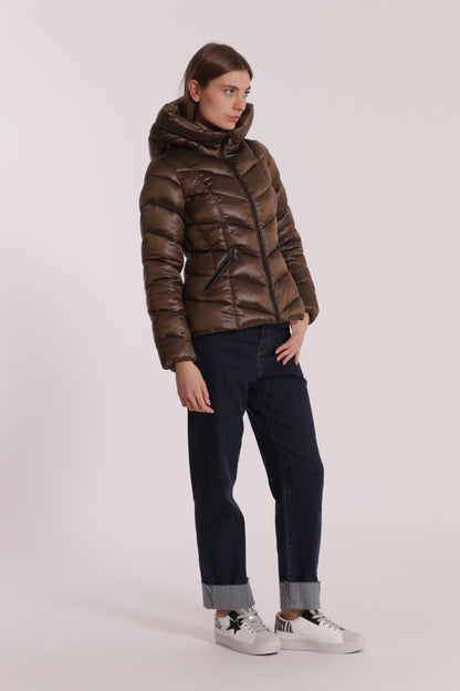 PIUMINO CORTO CON MOTIVO A V