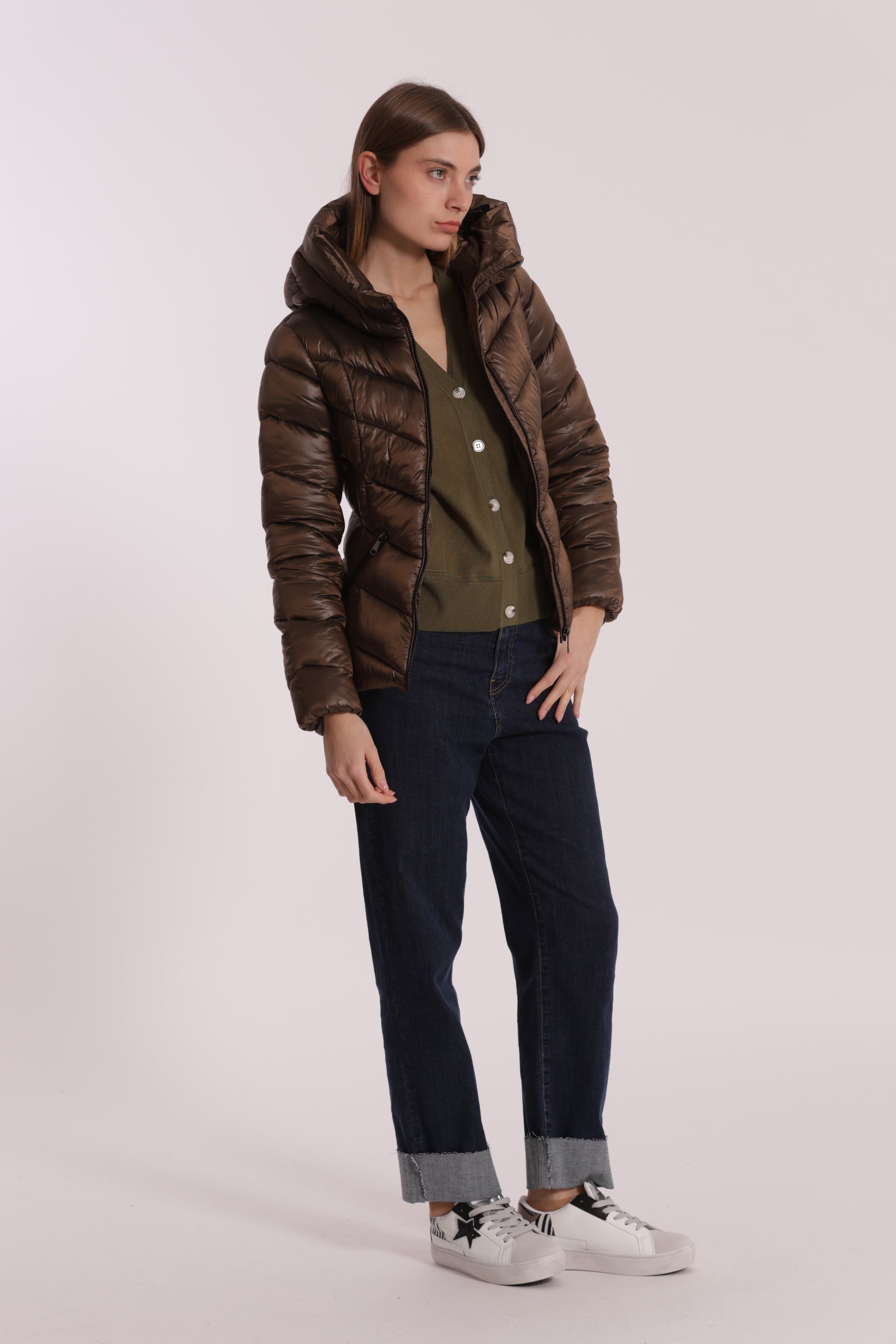 PIUMINO CORTO CON MOTIVO A V