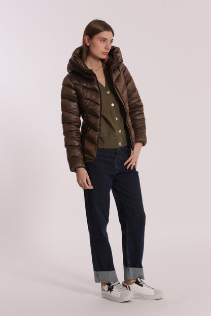 PIUMINO CORTO CON MOTIVO A V