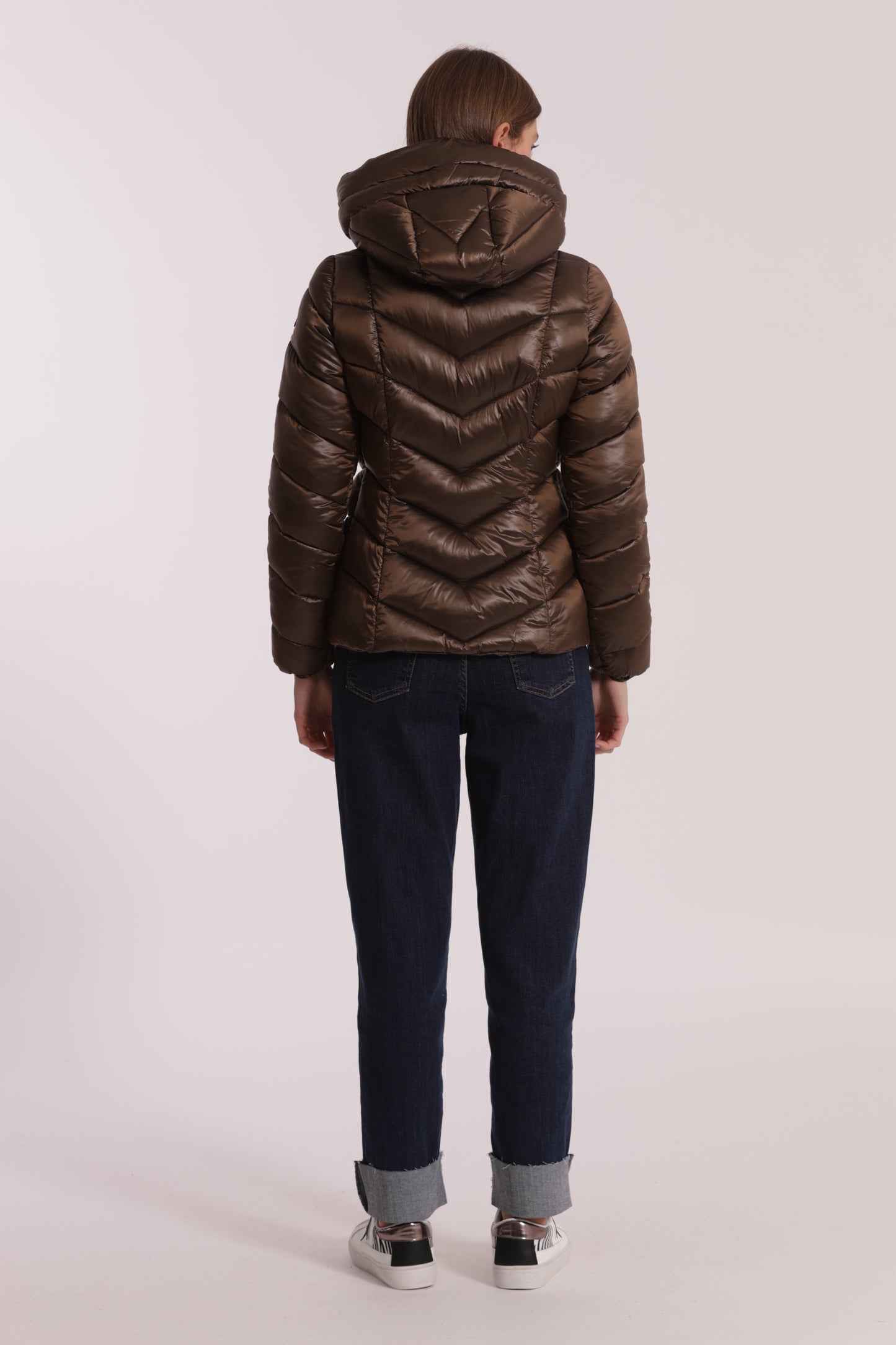 PIUMINO CORTO CON MOTIVO A V