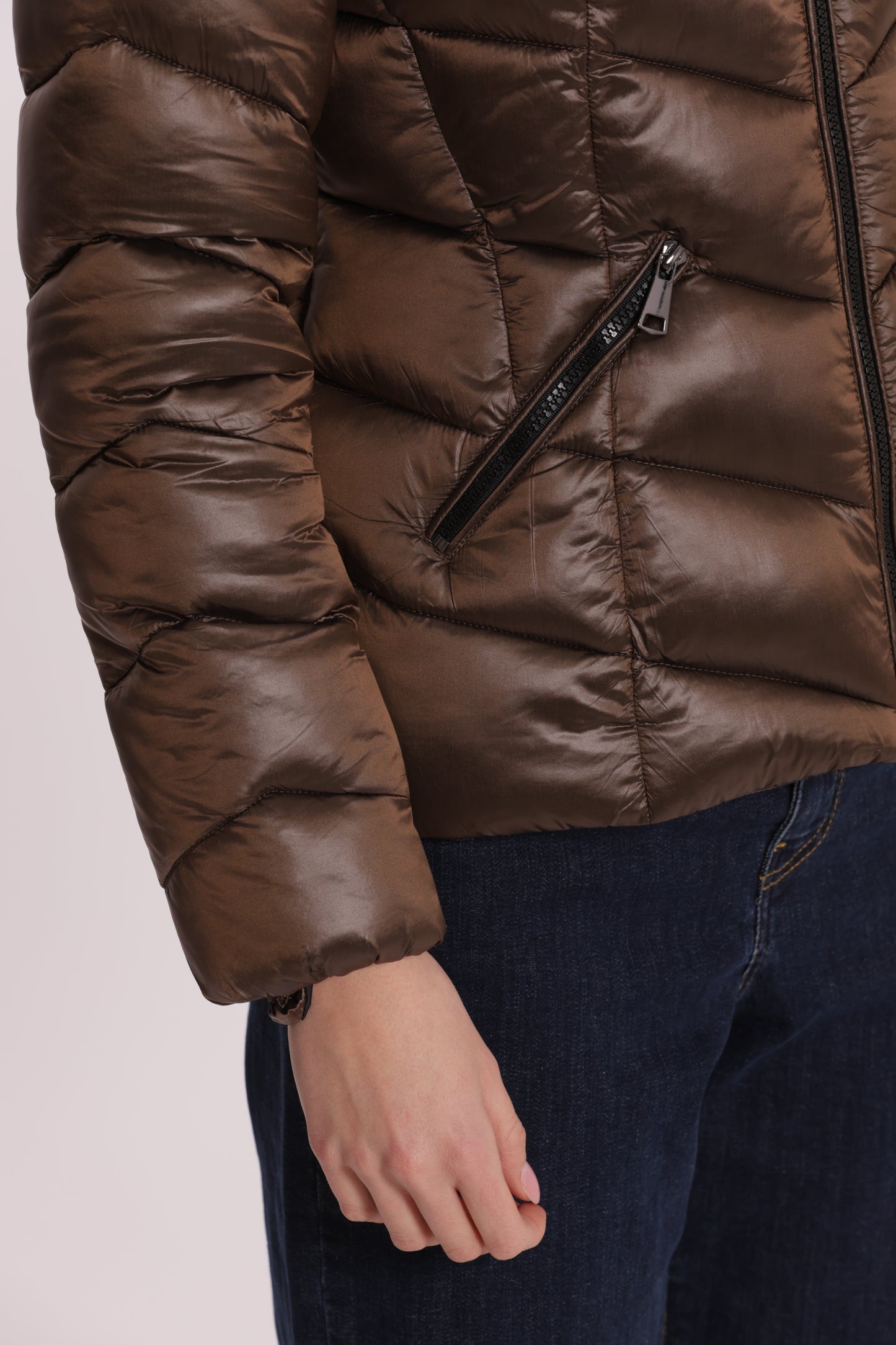 PIUMINO CORTO CON MOTIVO A V