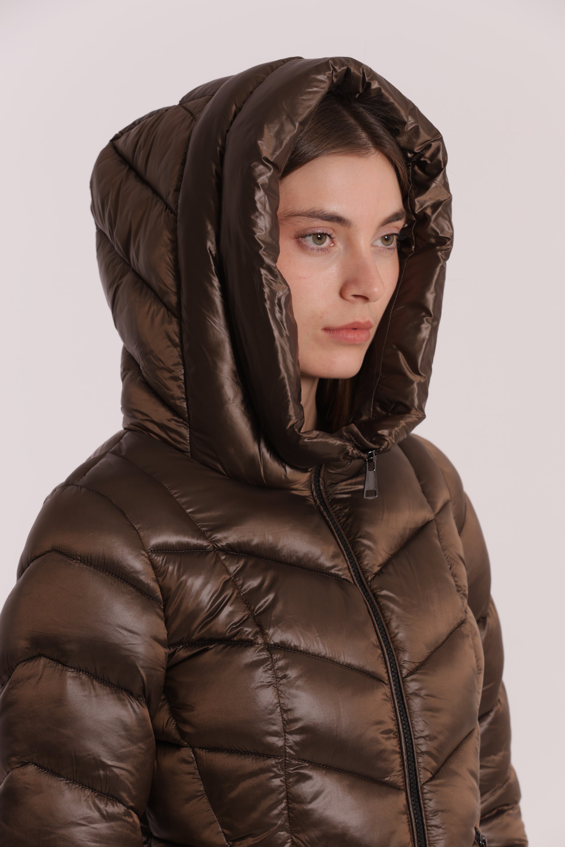 PIUMINO CORTO CON MOTIVO A V