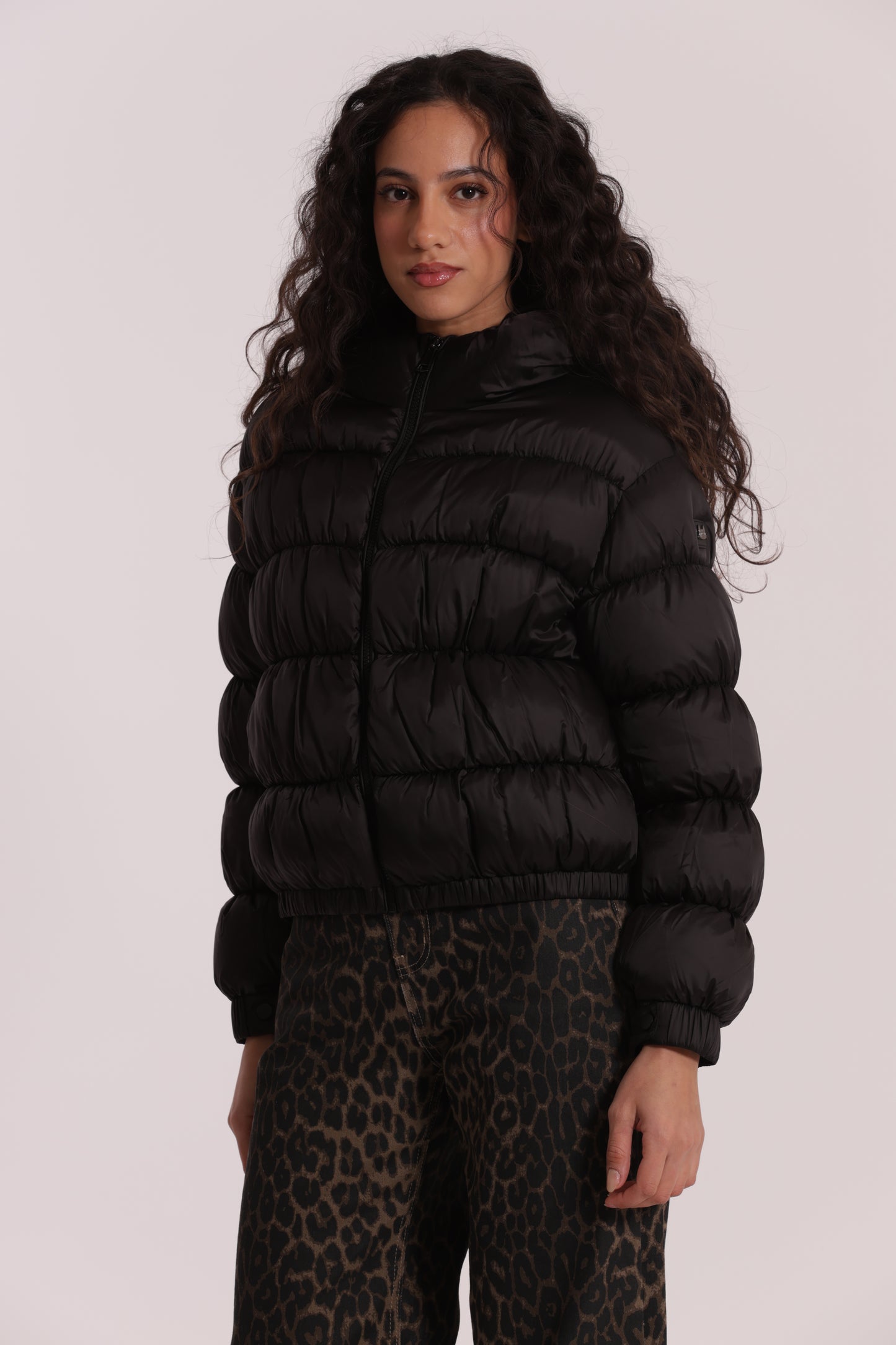 PIUMINO CORTO BOMBER CON CAPPUCCIO