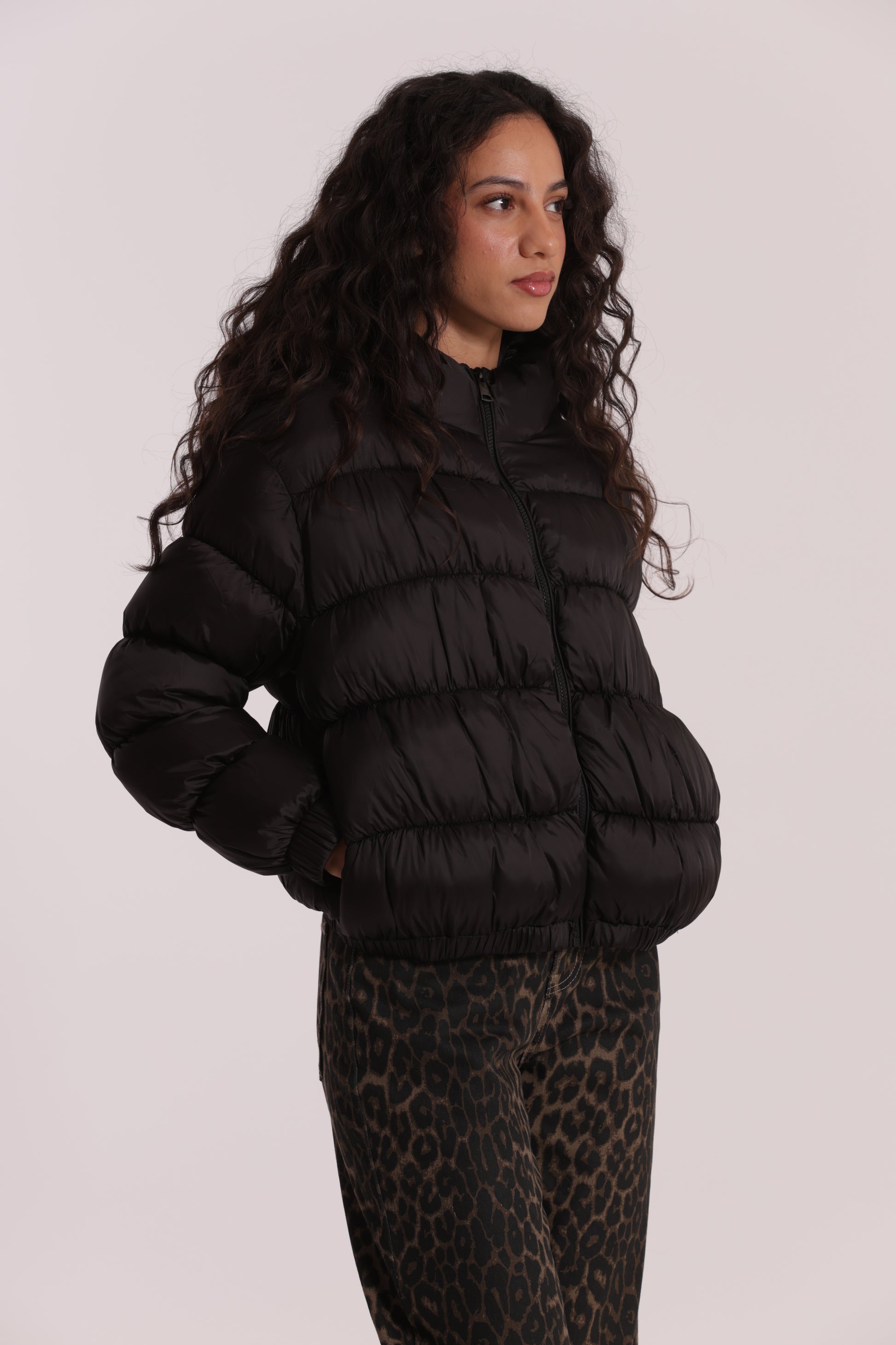 PIUMINO CORTO BOMBER CON CAPPUCCIO