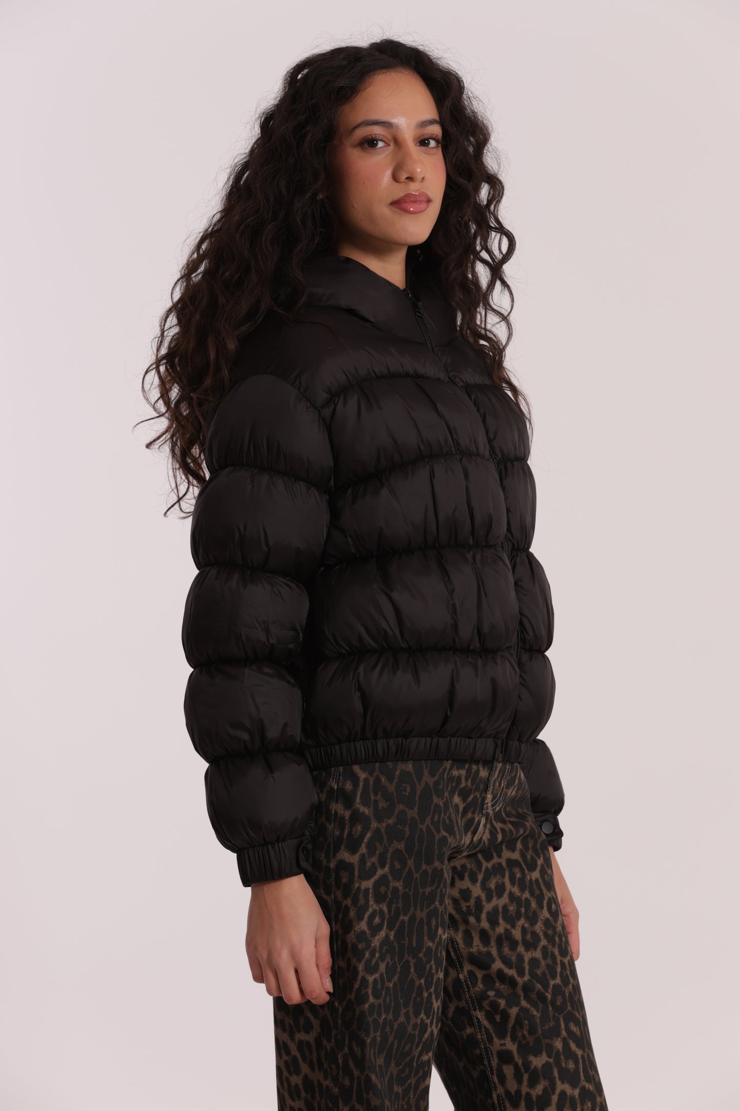 PIUMINO CORTO BOMBER CON CAPPUCCIO