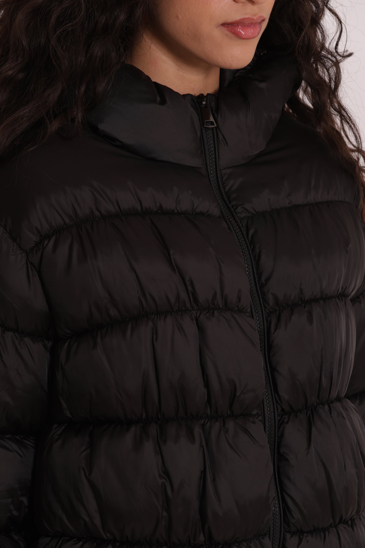 PIUMINO CORTO BOMBER CON CAPPUCCIO